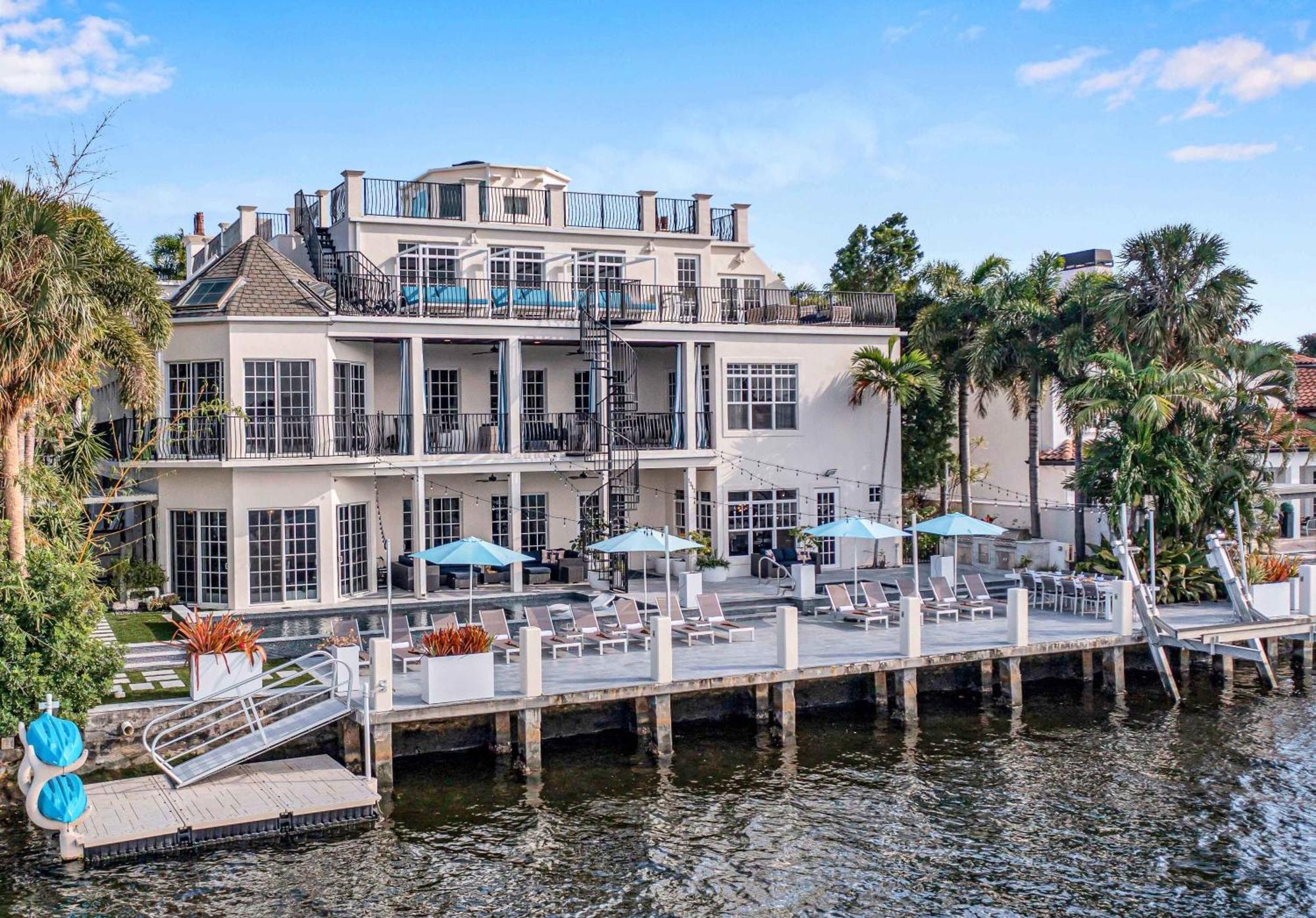 The Modern Castle Canal View Access Rooftop Living Greenhouse Vlllas Fort Lauderdale Bagian luar foto