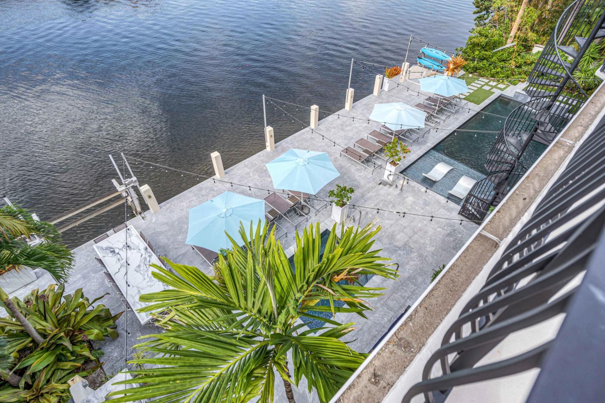 The Modern Castle Canal View Access Rooftop Living Greenhouse Vlllas Fort Lauderdale Bagian luar foto