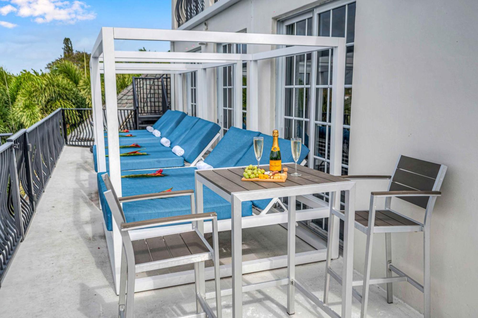 The Modern Castle Canal View Access Rooftop Living Greenhouse Vlllas Fort Lauderdale Bagian luar foto