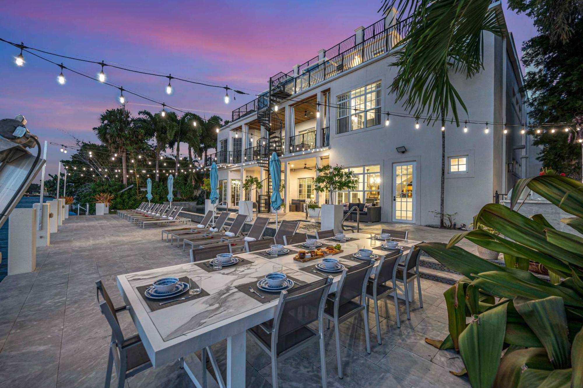 The Modern Castle Canal View Access Rooftop Living Greenhouse Vlllas Fort Lauderdale Bagian luar foto